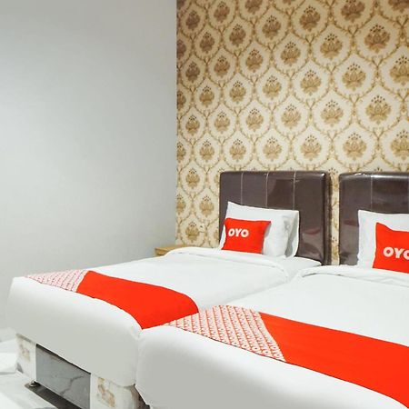 Super Oyo Capital O 92066 Papakoel Hotel & Cafe Medan Buitenkant foto