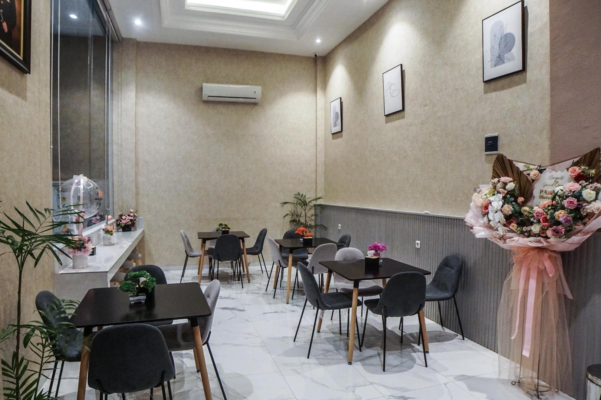 Super Oyo Capital O 92066 Papakoel Hotel & Cafe Medan Buitenkant foto