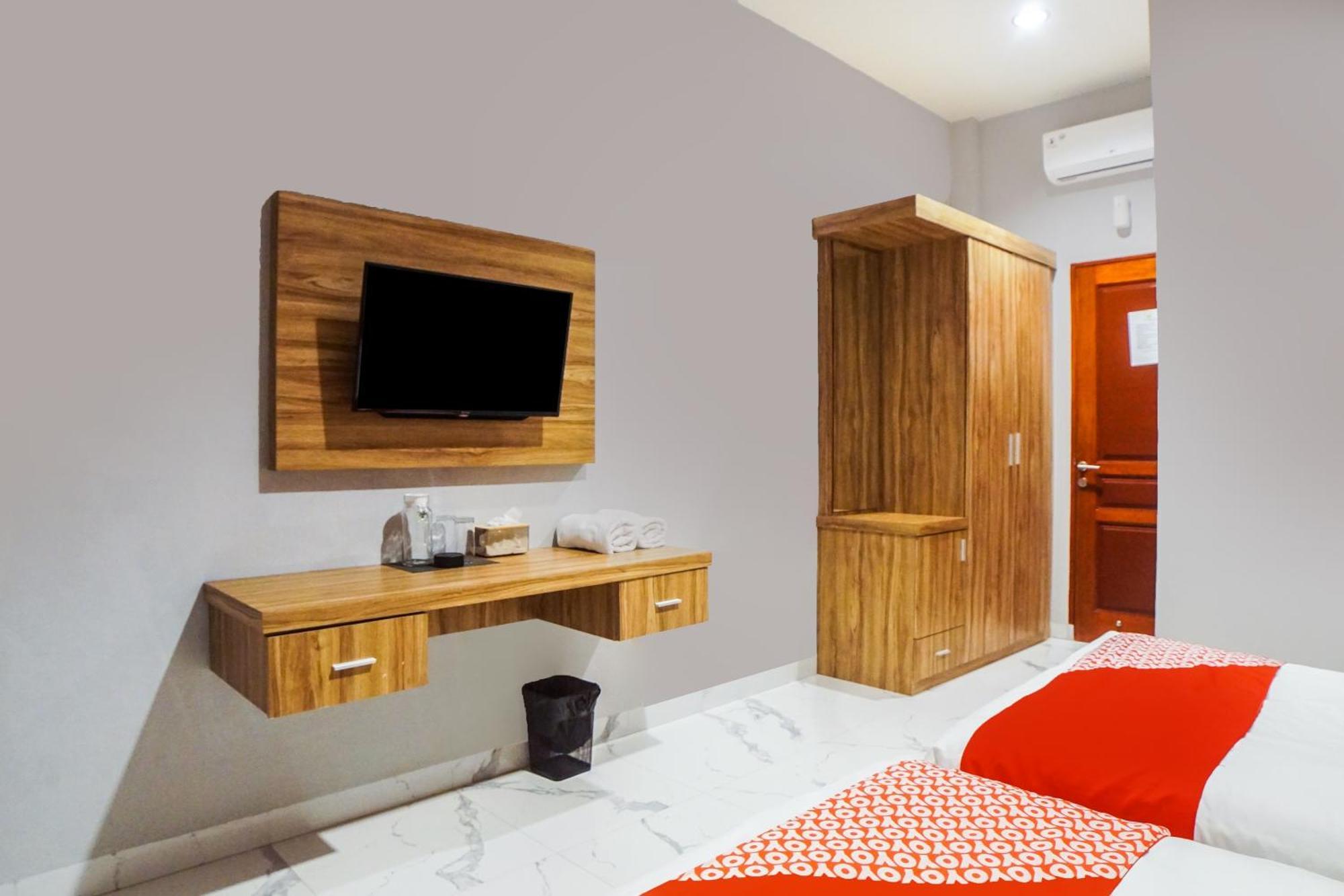 Super Oyo Capital O 92066 Papakoel Hotel & Cafe Medan Buitenkant foto