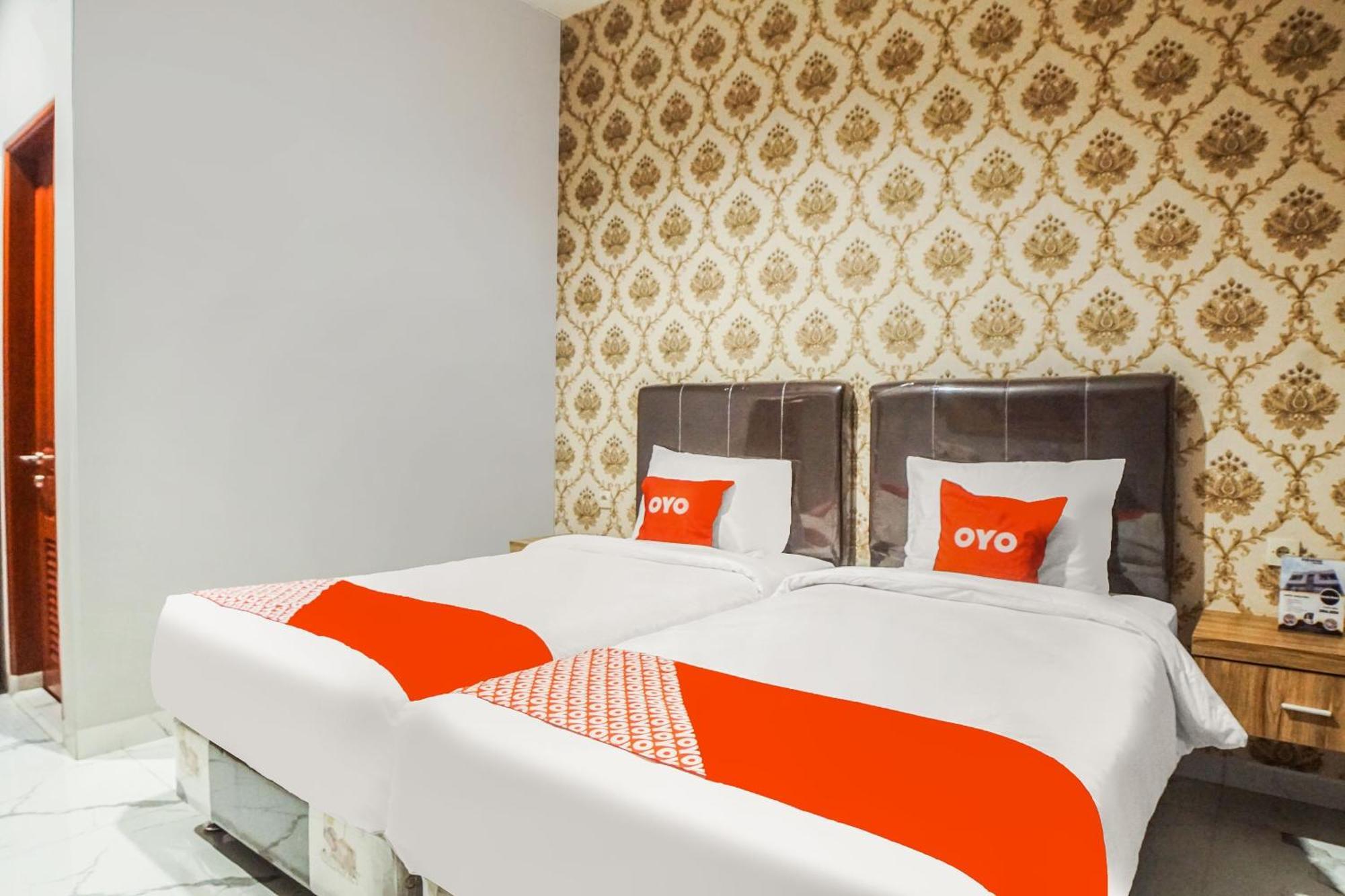 Super Oyo Capital O 92066 Papakoel Hotel & Cafe Medan Buitenkant foto