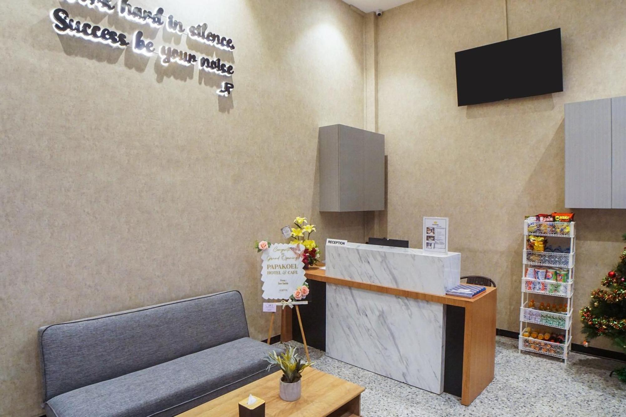 Super Oyo Capital O 92066 Papakoel Hotel & Cafe Medan Buitenkant foto