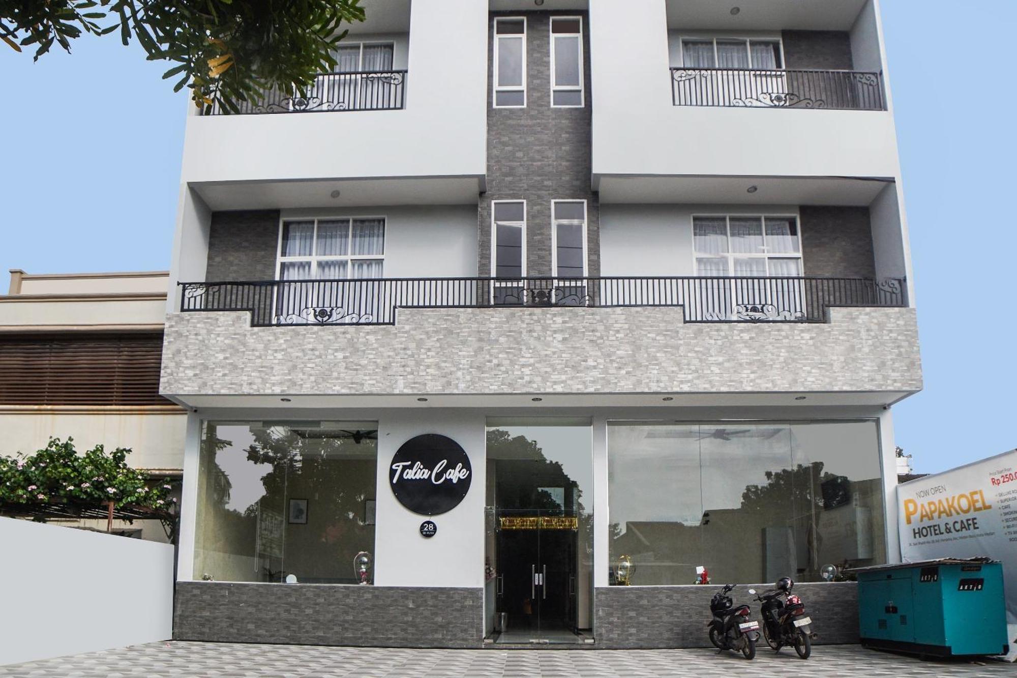 Super Oyo Capital O 92066 Papakoel Hotel & Cafe Medan Buitenkant foto
